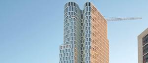 Die Fassade ist fertig: Der 118,8 Meter hohe, weiße Zwillingsturm „Upper West“ am Charlottenburger Breitscheidplatz.