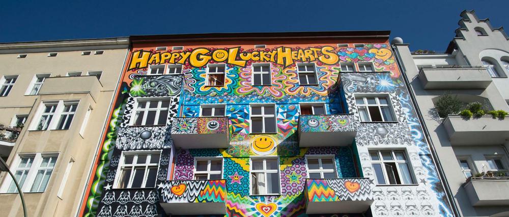 Knallbunte Fassade eines Hostels am Stuttgarter Platz.