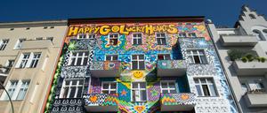 Knallbunte Fassade eines Hostels am Stuttgarter Platz.