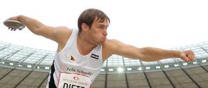 Der teilweise gelähmte Paralympicssieger Sebastian Dietz - hier bei der ISTAF 2013 im Berliner Olympiastadion - kann bei den Paralympics in Rio nicht mehr als Diskuswerfer antreten. Dafür kämpft er nun als Kugelstoßer um eine Medaille.