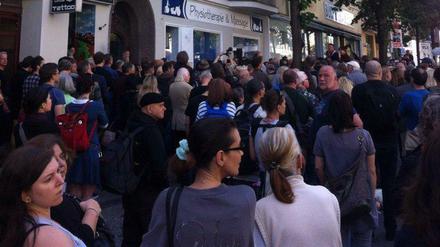 Großer Andrang bei der Enthüllung der David-Bowie-Gedenktafel in Schöneberg. Die Hauptstraße ist teilweise gesperrt.
