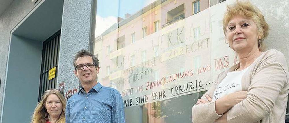 Kampf gegen die Räumung. Larissa Neu (rechts), Matthias Bauer und Cordula Muehr engagieren sich für das Integrationszentrum Harmonie in der Schöneberger Katzlerstraße.