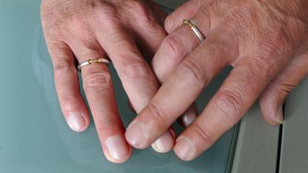 Keinen gemeinsamen Ehenamen für homosexuelle Paare.