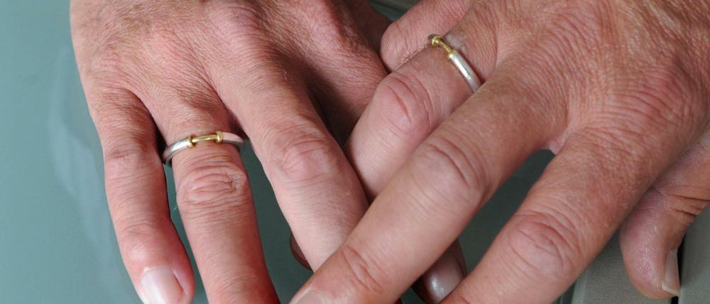 Keinen gemeinsamen Ehenamen für homosexuelle Paare.