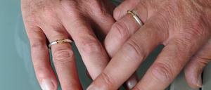 Keinen gemeinsamen Ehenamen für homosexuelle Paare.