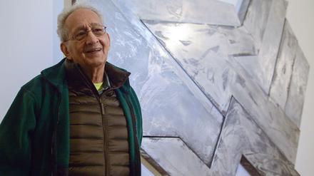 Der Künstler Frank Stella im Februar vor einem seiner Werke - hier noch im Museum der Geschichte der polnischen Juden in Warschau.