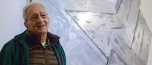Der Künstler Frank Stella im Februar vor einem seiner Werke - hier noch im Museum der Geschichte der polnischen Juden in Warschau.