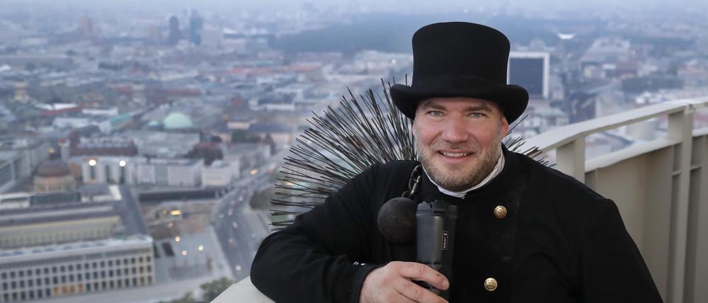 Schornsteinfegermeister Alain Rappsilber auf dem Fernsehturm in Berlin. 