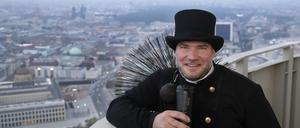 Schornsteinfegermeister Alain Rappsilber auf dem Fernsehturm in Berlin. 