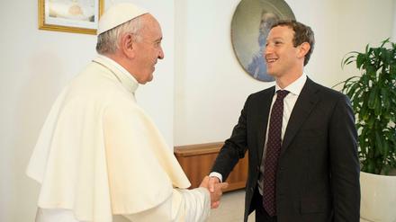 Mark Zuckerberg wird von Papst Franziskus im Vatikan begrüßt. 