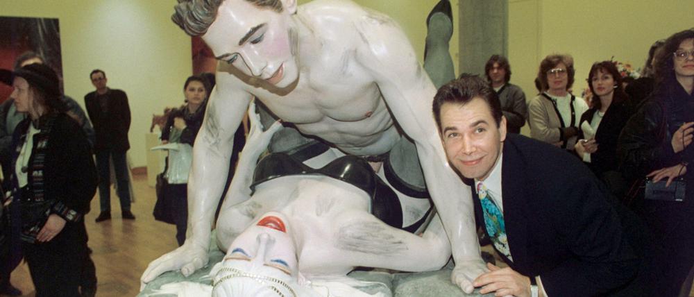 Jeff Koons in der Staatsgalerie Stuttgart neben einer seiner Skulpturen. Für Ullrich ist der Amerikaner ein Beispiel eines "Siegeskünstlers".
