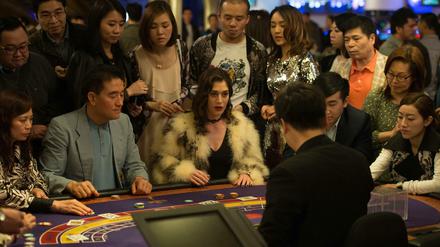 Magische Momente in Macao. Lula (Lizzy Caplan, Mitte) kennt alle Tricks.