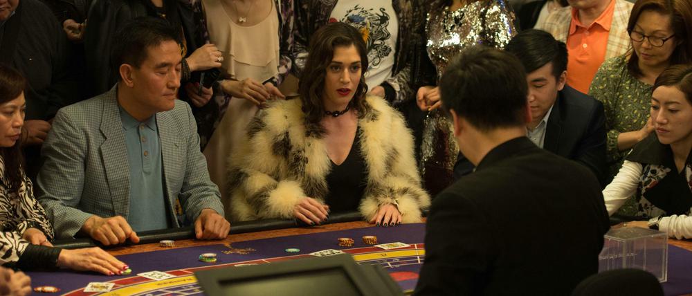 Magische Momente in Macao. Lula (Lizzy Caplan, Mitte) kennt alle Tricks.