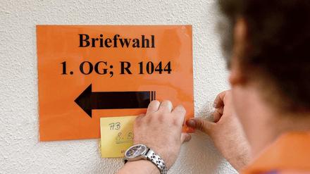 Hinweisschild im Bürgeramt Hohenzollerndamm im Berliner Bezirk Charlottenburg-Wilmersdorf.
