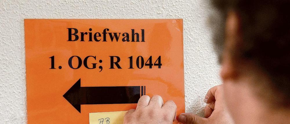 Hinweisschild im Bürgeramt Hohenzollerndamm im Berliner Bezirk Charlottenburg-Wilmersdorf.