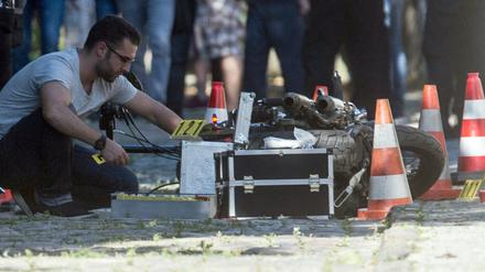 In Lichtenberg untersucht ein Kriminaltechniker das Motorrad des Opfers.