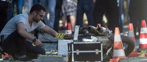 In Lichtenberg untersucht ein Kriminaltechniker das Motorrad des Opfers.