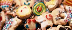 Der bunte Teller. Bald schon lockt das Weihnachtsgebäck, auch wenn es noch Monate dauert bis zum Fest.