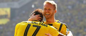 Hab' dich gerne treffen lassen. André Schürrle herzt den zweifachen Torschützen Pierre-Emerick Aubameyang.