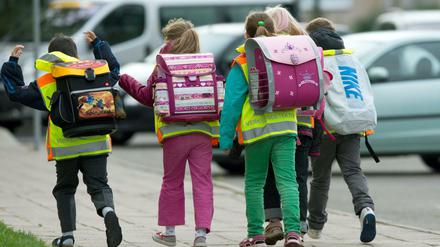 Laufen Kinder zur Schule oder in den Kindergarten, lernen sie, sich sicherer im Straßenverkehr zu bewegen.
