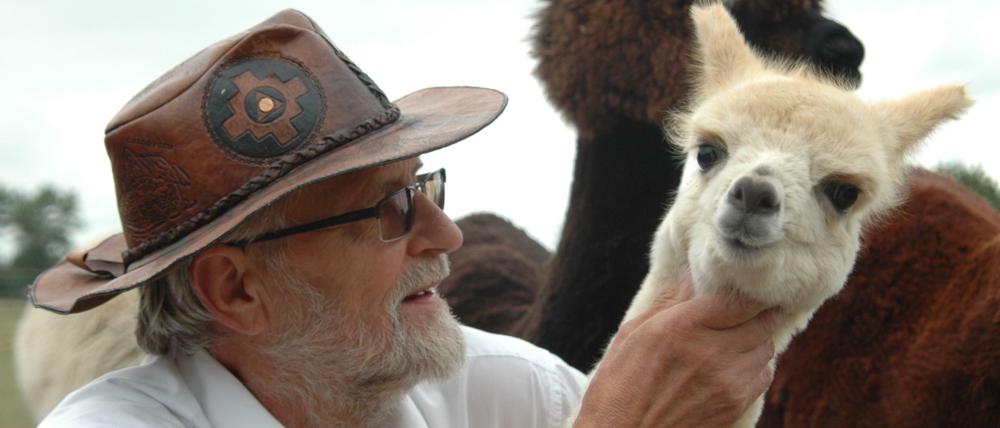 Joachim Kuntzagk bei seinen Alpakas.