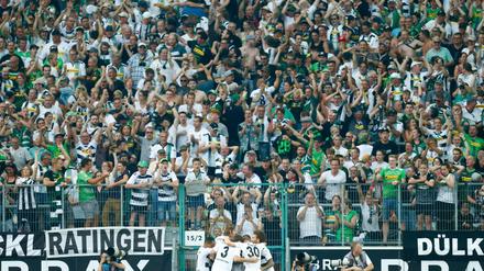 Tollhaus. Das Stadion feiert den späten Siegtreffer von Lars Stindl.
