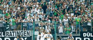 Tollhaus. Das Stadion feiert den späten Siegtreffer von Lars Stindl.