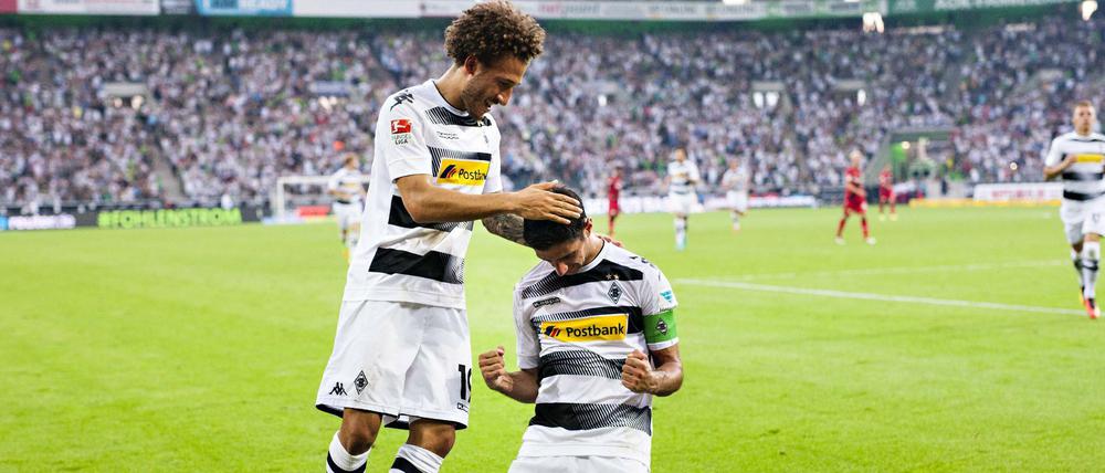 Lass dich tätscheln, Kollege. Fabian Johnson gratuliert Lars Stindl zu seinem Tor zum 2:1