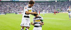 Lass dich tätscheln, Kollege. Fabian Johnson gratuliert Lars Stindl zu seinem Tor zum 2:1