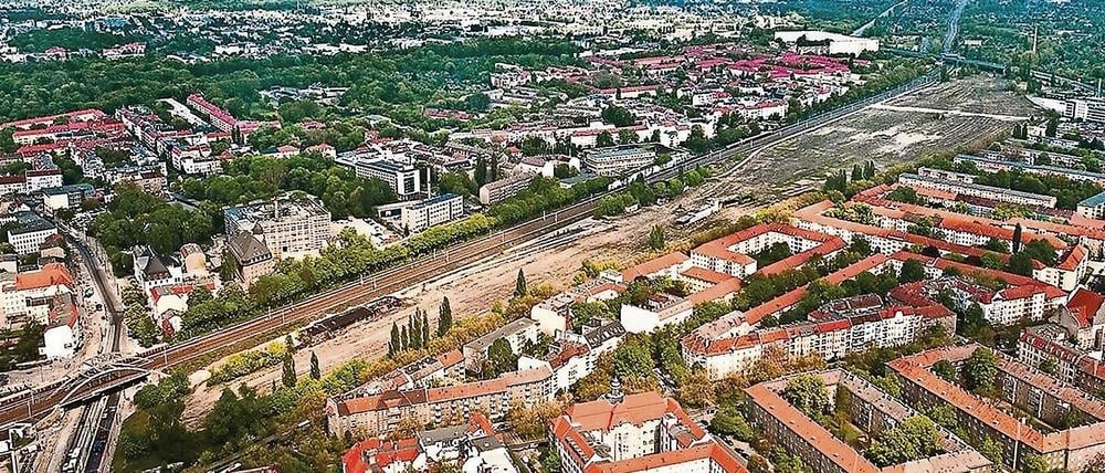 Auf dieser Brachfläche sollen zukünftig neben einem Rundlokschuppen auch Fachmärkte, ein Einkaufszentrum, Wohnhäuser und Schulen gebaut werden.