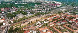 Auf dieser Brachfläche sollen zukünftig neben einem Rundlokschuppen auch Fachmärkte, ein Einkaufszentrum, Wohnhäuser und Schulen gebaut werden.