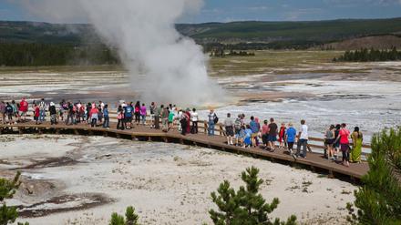 Touristengedränge auf den Holzstegen im Yellowstone Lower Geyser Basin, Yellowstone-Nationalpark, Wyoming, USA. 