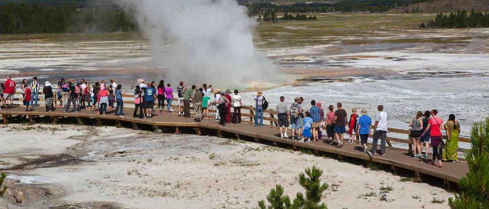 Touristengedränge auf den Holzstegen im Yellowstone Lower Geyser Basin, Yellowstone-Nationalpark, Wyoming, USA. 