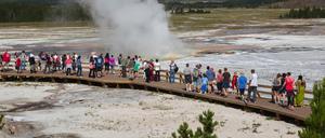 Touristengedränge auf den Holzstegen im Yellowstone Lower Geyser Basin, Yellowstone-Nationalpark, Wyoming, USA. 