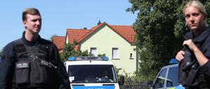 Polizisten sperren am 25.08.2016 in Reuden bei Zeitz (Sachsen-Anhalt) eine Straße ab. 