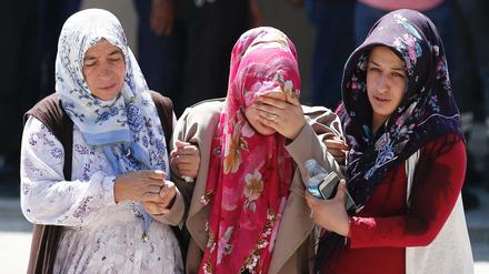 Angehörige trauern um die Opfer des Terroranschlags von Gaziantep.