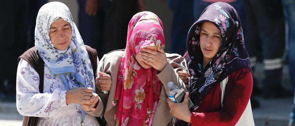 Angehörige trauern um die Opfer des Terroranschlags von Gaziantep. 