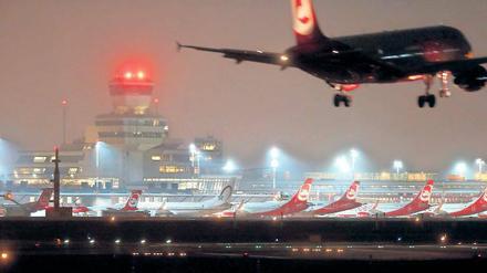Bitte recht leise! Nach 23 Uhr dürfen Flugzeuge eigentlich nicht mehr in Tegel landen – und nach Mitternacht droht auch mal ein Umweg über Schönefeld.