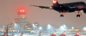 Bitte recht leise! Nach 23 Uhr dürfen Flugzeuge eigentlich nicht mehr in Tegel landen – und nach Mitternacht droht auch mal ein Umweg über Schönefeld.