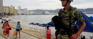 An den legendären Strände von Acapulco werden die letzten Touristen von Armee und Bundespolizei beschützt.