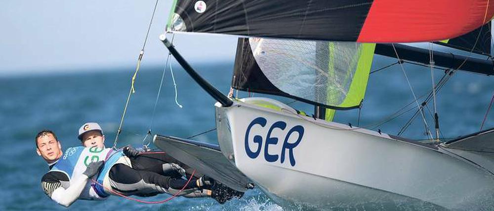 Olympische Krönung. Die Berliner Thomas Plößel (vorne) und Erik Heil begannen auf dem Tegeler See und gewannen 15 Jahre später in Rio mit ihrem 49er die Bronzemedaille.