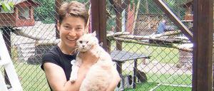Gut aufgehoben. Heike Höhne, Betreiberin der Katzenpension Fidele in Seddin, mit einem ihrer Schützlinge. Mehr als 20 Katzen tummeln sich auf dem Gelände, in den Sommerferien muss sie viele Interessenten abweisen. 