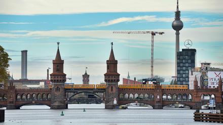 Die Oberbaumbrücke verbindet Friedrichshain und Kreuzberg. 