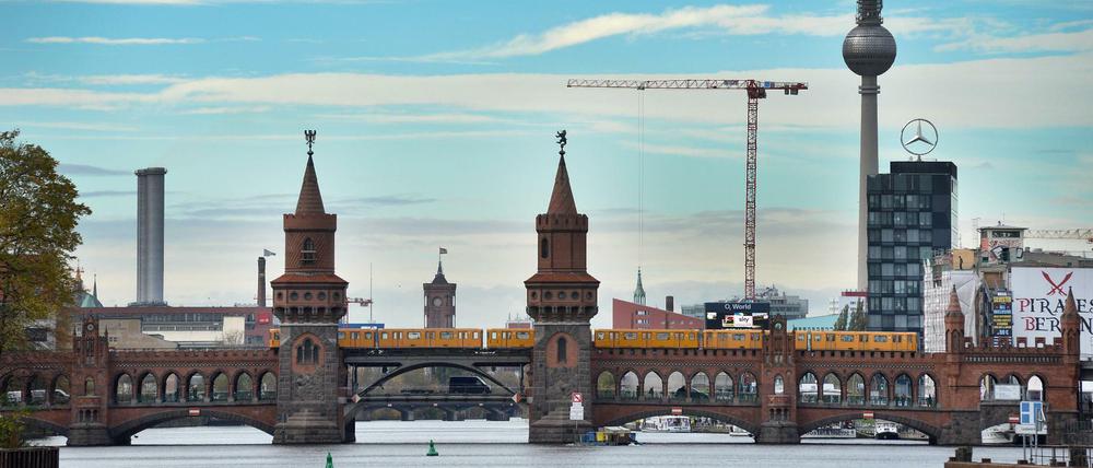 Die Oberbaumbrücke verbindet Friedrichshain und Kreuzberg.
