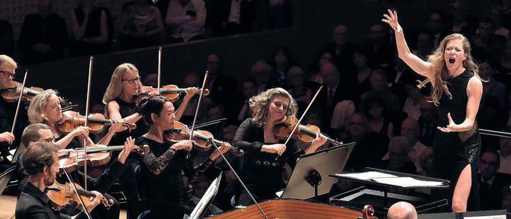 Primadonna risoluta. Barbara Hannigan dirigiert das Mahler Chamber Orchestra.