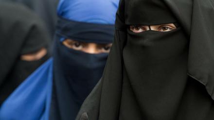 Eine vollverschleierte Frau schaut durch die Schlitze ihres Nikab auf einer Kundgebung des radikalen Salafistenpredigers Pierre Vogel in Offenbach am Main