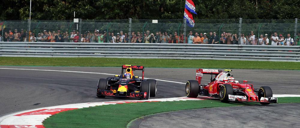 Verstappen (l.) drängt Räikkönen von der Strecke.