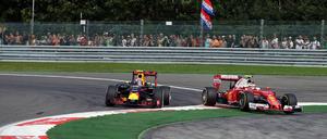 Verstappen (l.) drängt Räikkönen von der Strecke.
