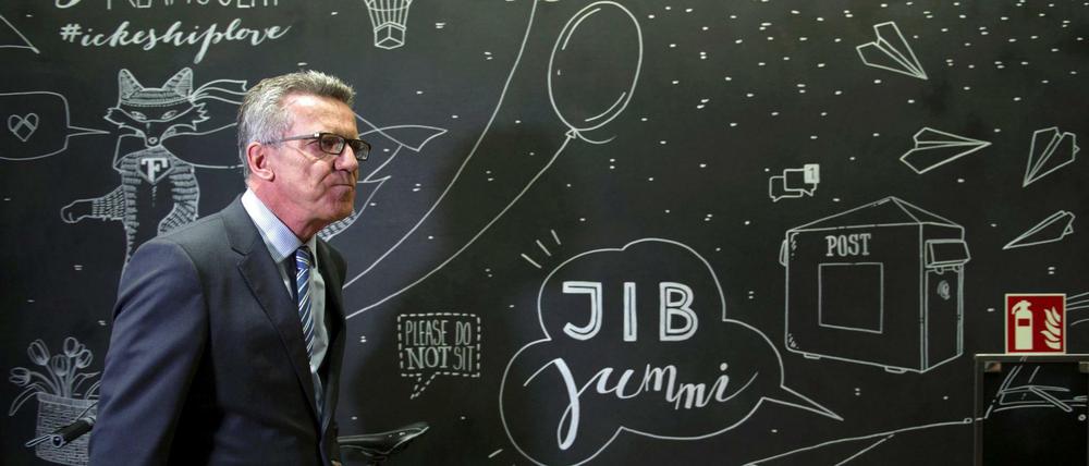 Innenminister de Maizière fordert von Netzwerken wie Facebook mehr Einsatz gegen Netzhetze.
