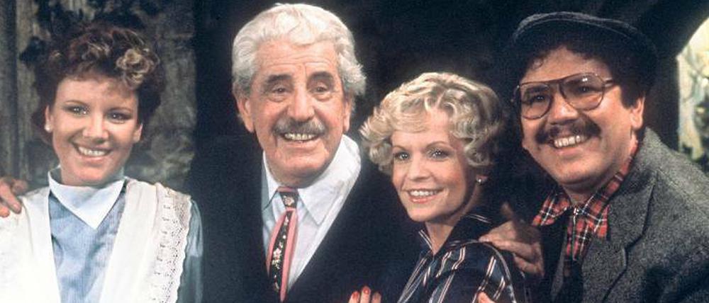 Patriarch und Patriarchin. Willy Millowitsch (2.v.l., linkes Foto) mit seinen Kindern Mariele (links) und Peter sowie dessen Ehefrau Barbie Steinhaus 1985 in „Waidmannsheil“.